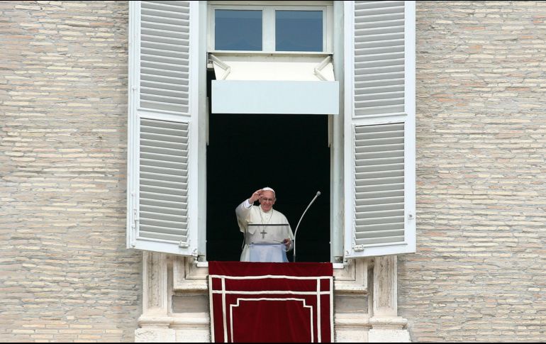 Francisco saluda a los fieles  desde la ventana del palacio apostólico del Vaticano. EFE/V. Tersigni