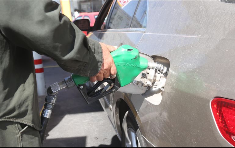 De abril a septiembre, con motivo del verano, se vislumbra un alza en los precios de los combustibles. EL INFORMADOR / ARCHIVO