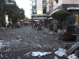 Los ataques perpetrados este domingo contra lugares de culto cristianos en Surabaya, Indonesia dejó 10 muertos y 41 heridos. AP / Trisnadi