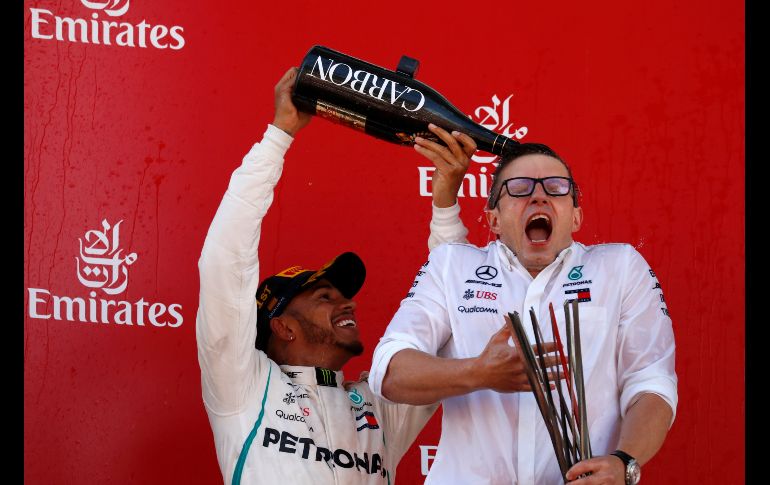 Lewis Hamilton (i), piloto británico de Mercedes, festeja con el ingeniero de carreras Peter Bonnington, luego de su triunfo en el Gran Premio de Fórmula 1 de España, disputado en Montmeló. AP/M. Fernández