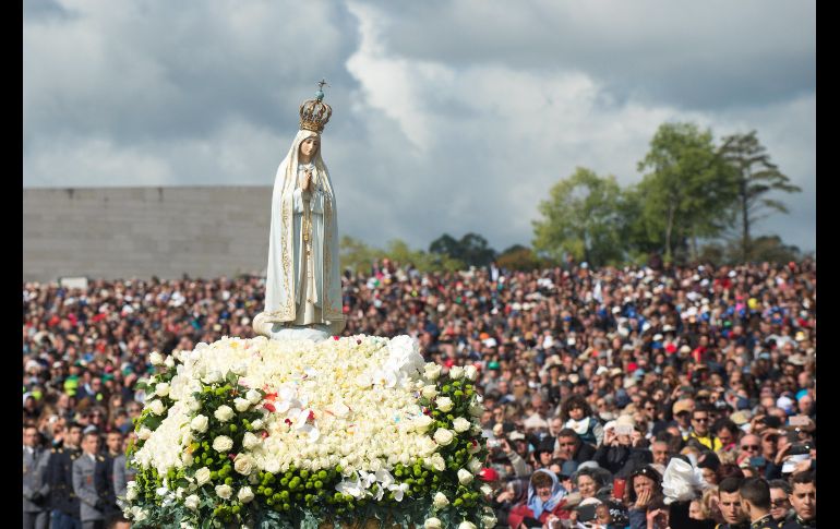 Una figura de la Virgen de Fátima es trasladada en una procesión por las celebración del aniversario de la aparición, en 1917, en el Santuario de Fátima ubicado en Ourem, Portugal. EFE/R. Graca