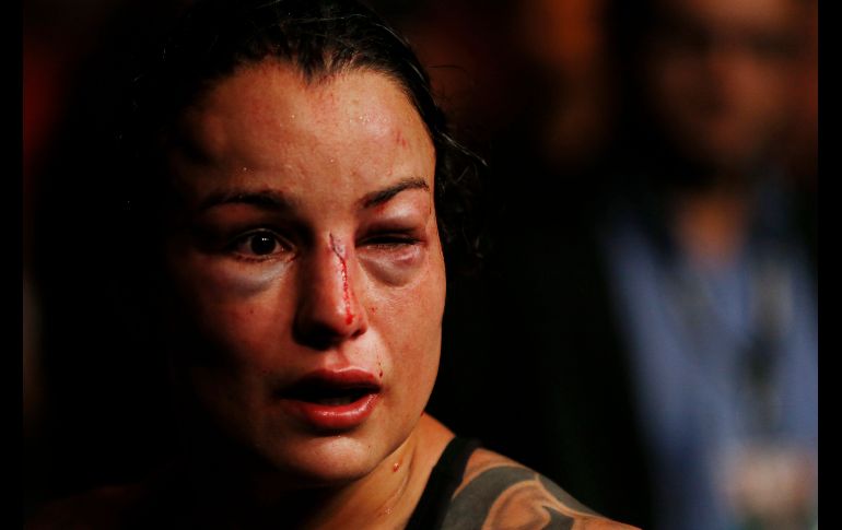 La estadounidense Raquel Pennington sale del octágono en Río de Janeiro, Brasil, tras perder esta madrugada ante la brasileña Amanda Nunes, quien retuvo el título de la división gallo de la UFC. Nunes ganó por KO en el último asalto. AP/L. Correa
