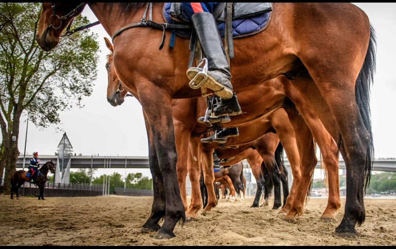 Cosacos practican afuera de la Arena Rostov en la ciudad rusa de Rostov del Don, donde se jugarán cinco partidos de la Copa del Mundo 2018. AFP/M. Antonov