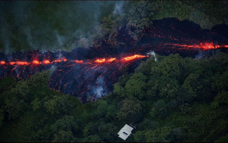 Las fisuras, la deformación en el terreno y la abundancia de gases volcánicos indican que las erupciones en el flanco este del Kilauea probablemente continuarán. EFE / B. Omori