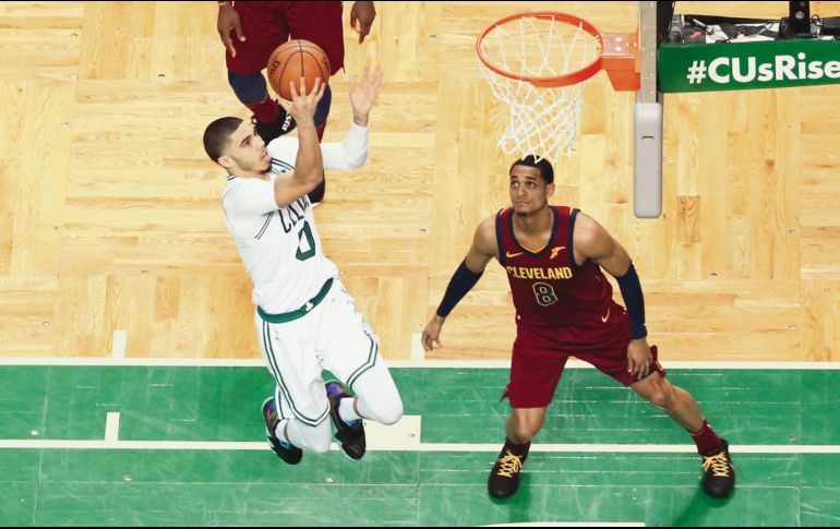 Jayson Tatum (#0) realiza un tiro para sumar dos puntos a la cuenta de los Celtics, que ayer derrotaron a los Cavaliers. AP