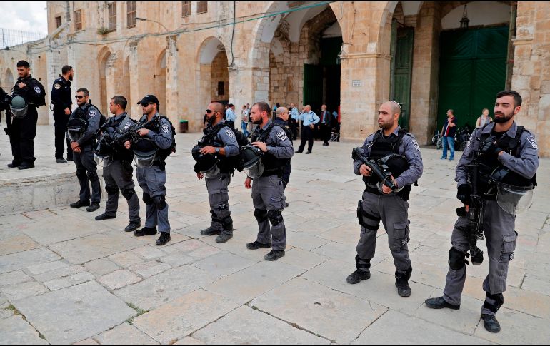 Además de las fuerzas policiales también se han desplegado voluntarios para mantener la seguridad en la ciudad. AFP/A. Gharabli