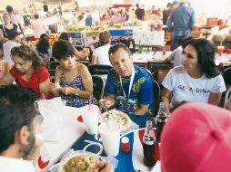 Pablo Lemus recorrió el tianguis del Sol y platicó con algunos de sus locatarios. ESPECIAL