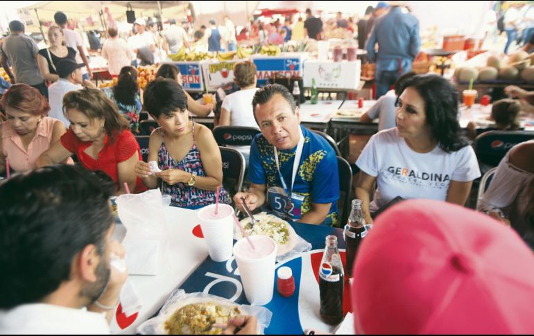 Pablo Lemus recorrió el tianguis del Sol y platicó con algunos de sus locatarios. ESPECIAL