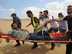 Voluntarios trasladan a un herido fuera de la línea fronteriza para que personal médico lo atienda. AFP/A. Khatib