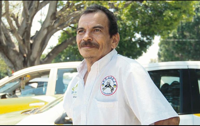 Felipe Rodríguez invirtió todos sus ahorros en el enganche de su nuevo taxi. EL INFORMADOR/E. Barrera