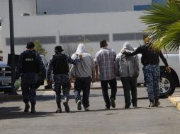 Además de los detenidos, durante el operativo se aseguran cinco armas largas, 38 cargadores, mil 395 cartuchos útiles, municiones, equipo táctico, cuatro vehículos blindados y dosis de una sustancia cristalina. EL INFORMADOR / ARCHIVO