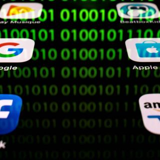 Facebook suspende aplicaciones por mal uso de datos