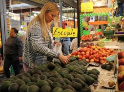 En Guadalajara, la cebolla, el jitomate y el azúcar se adquieren en 10, 12 y 17 pesos cada uno. EL INFORMADOR / ARCHIVO