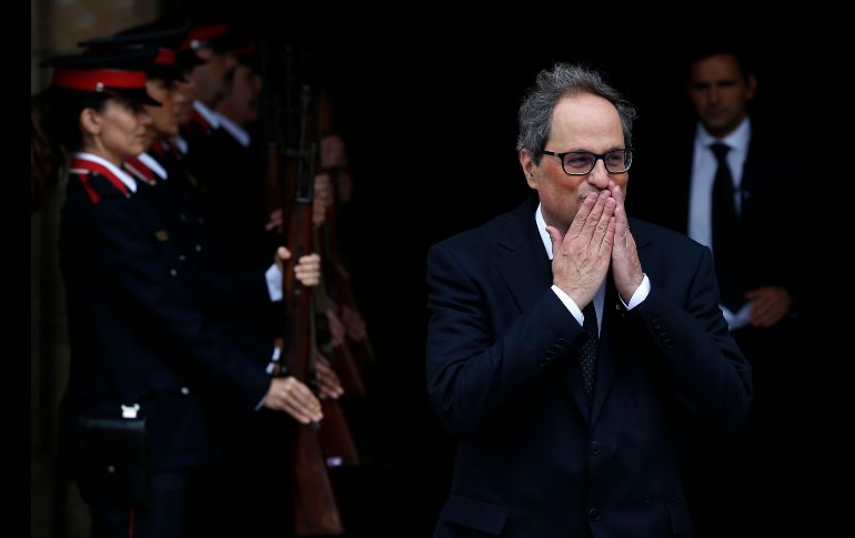 El recién nombrado presidente de Cataluña, Joaquim Torra, sale del parlamento tras una sesión. La elección del independentista termina un período de casi siete meses sin gobierno regional. AP/M. Fernández