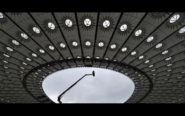 Un trabajador se ve en el estadio NSC Olimpiyskiy en Kiev, Ucrania, que albergará la final de la Champions League entre Liverpool y Real Madrid el 26 de mayo. AFP/S. Supinsky