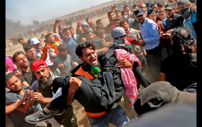 Manifestantes trasladan a un compañero lesionado. Disparos del Ejército israelí durante las protestas que causaron la muerte de al menos 52 personas en Gaza.