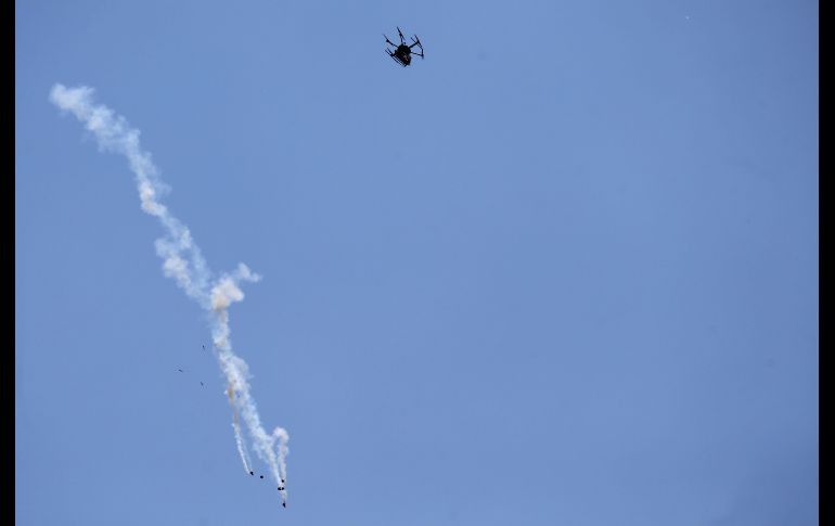 Un dron israelí lanza latas de gas lacrimógeno sobre los manifestantes.