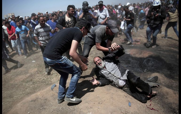 Un palestino cae tras recibir un disparo. Al menos mil 200 personas resultaron heridas por fuego israelí, según funcionarios médicos palestinos.