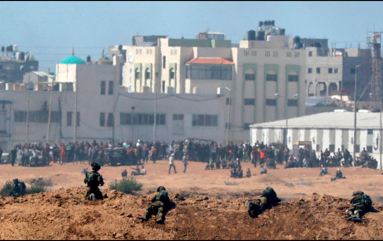Israel acusó a los manifestantes de intentar irrumpir en la valla fronteriza y de colocar una bomba. Soldados israelíes mantienen posiciones en Nahal Oz, junto a la Franja de Gaza. AFP/J. Guez