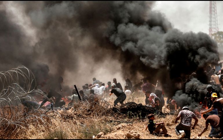 Palestinos chocan con fuerzas del gobierno israelí cerca de la frontera de la Franja de Gaza con Israel. AFP/M. Hams