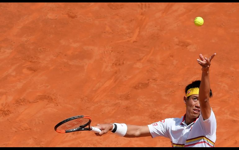 El japonés Kei Nishikori sirve en partido del Abierto de tenis en Roma, disputado ante el español  Feliciano López. AFP/T. Fabi