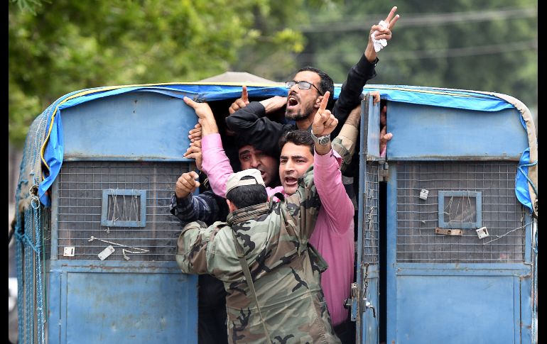 Profesores cachemires gritan consignas contra el gobierno en Srinagar, India, luego de ser detenidos por policías. AFP/T. Mustafa