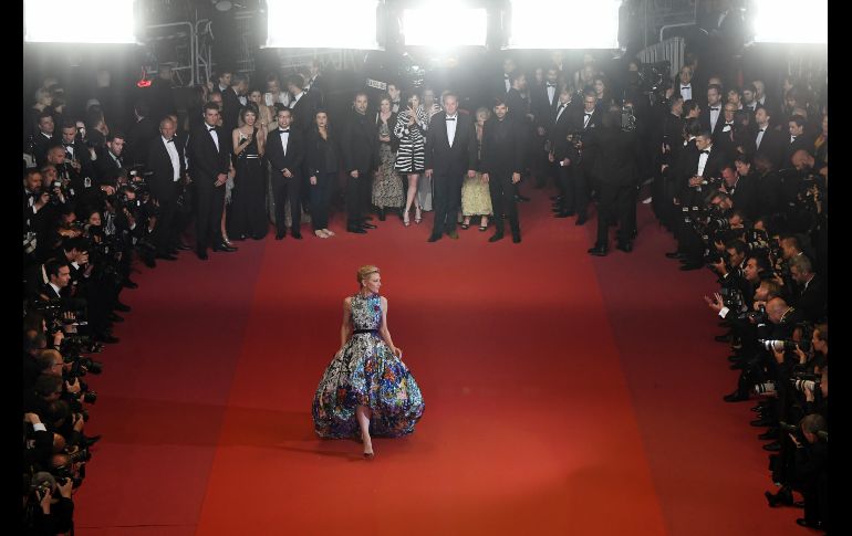 Los flashes también se desataron con el vestido de flores con falda abullonada que lució la actriz y presidenta del jurado Cate Blanchett el jueves. AFP/A. Thuillier