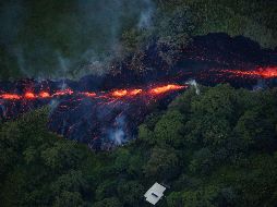 Cerca de dos millares de personas han sido evacuados y unas cuarenta casas y construcciones han sido destruidas por el volcán. EFE / B. Omori