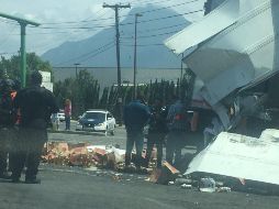 Protección Civil de Nuevo León informó que el tren alcanzó a impactar la segunda caja del tráiler, situación que provocó el cierre temporal de la circulación vehicular. ESPECIAL