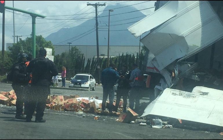 Protección Civil de Nuevo León informó que el tren alcanzó a impactar la segunda caja del tráiler, situación que provocó el cierre temporal de la circulación vehicular. ESPECIAL