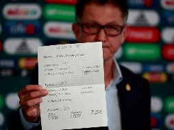 ¿Lista al vapor? Juan Carlos Osorio llevó un borrador con los nombres de los elegidos. EFE