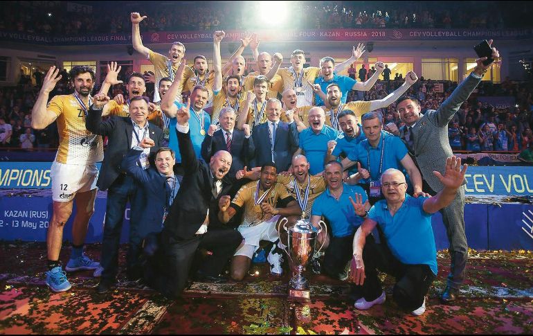 Celebración. El equipo Zenit de Kazán festeja con su trofeo de campeón tras coronarse como monarca de Europa. ESPECIAL