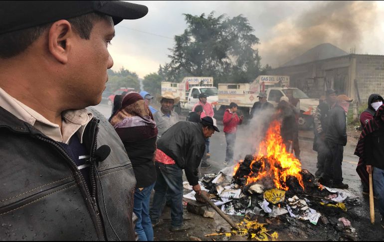 Además de vehículos comerciales y privados, los manifestantes retienen a seis funcionarios de la Comisión Forestal de Michoacán. SUN