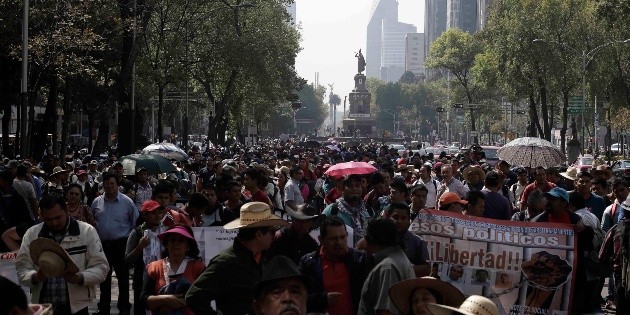 Marchan maestros de CNTE en CDMX; advierten presencia de Morena