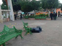 Junto al cuerpo se encontraron alrededor de seis casquillos de bala y junto sobre una banca dejaron un mensaje amenazante. ESPECIAL