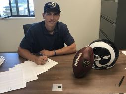 El quarterback mexicano Luis Pérez firma un contrato de novato con Rams de Los Ángeles. TWITTER / @Clydelogan21