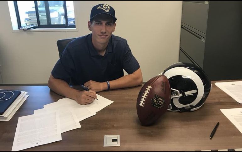 El quarterback mexicano Luis Pérez firma un contrato de novato con Rams de Los Ángeles. TWITTER / @Clydelogan21