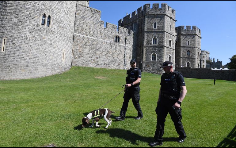 Policías británicos vigilan en las inmediaciones del Castillo de Windsor. El enlace tendrá lugar en la capilla de San Jorge del castillo. EFE/ F. Arrizabalaga