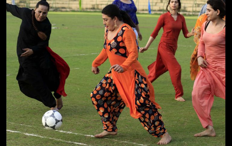 Transgéneros juegan futbol durante el festival de deportes de la comunidad transgénero en Peshawar, Pakistán. El Parlamento aprobó la primera ley del país que busca garantizar los derechos de los transexuales. EFE/A. Arbab