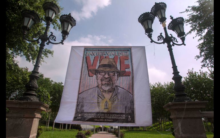 Una imagen del periodista Javier Valdez se despliega en Monterrey, Nuevo León, en un tributo de periodistas al cumplirse el primer aniversario de su asesinato en Sinaloa. AFP/J. Aguilar