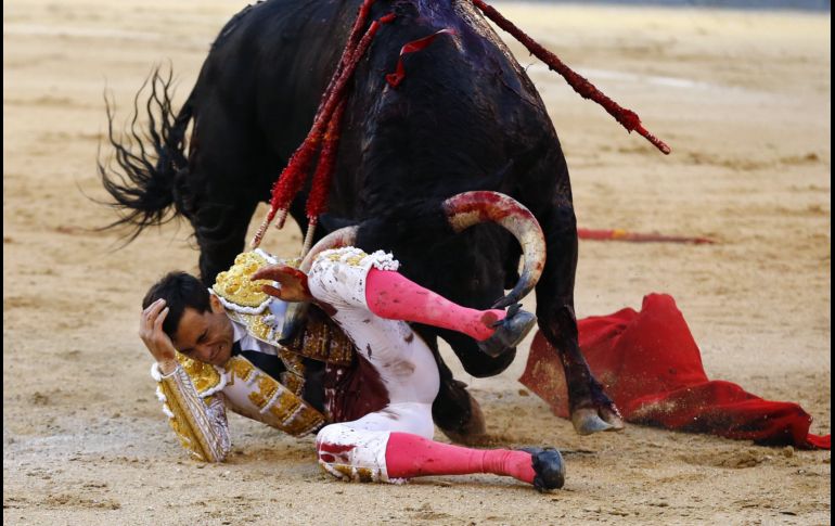 Paco Ureña es cogido por su segundo toro durante la Feria de San Isidro en la Monumental de Las Ventas, en Madrid. EFE/J.P. Gandul