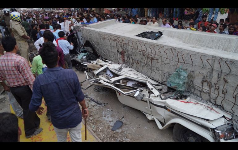 El puente en construcción colapsó sobre varios vehículos. EFE/ P. Kumar Verma
