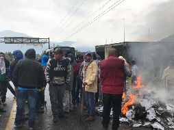 Los habitantes bloquearon por algunas horas el tramo carretero que atraviesa su comunidad, le prendieron fuego a la propaganda de un candidato y a un vehículo. SUN /