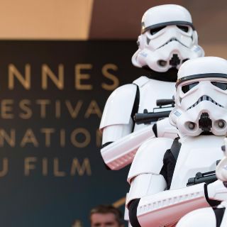 Chewbacca y Stormtroopers escoltan a "Solo" en Cannes