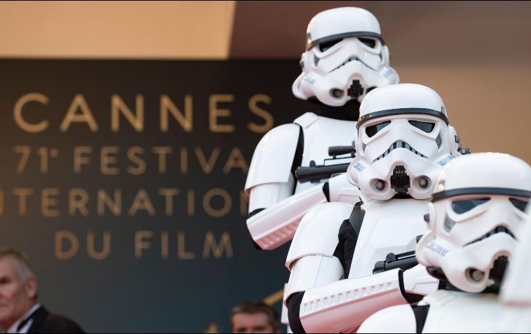 Los emblemáticos soldados del Imperio hicieron su aparición en el festival cinematográfico de Francia. EFE / I. Langsdon