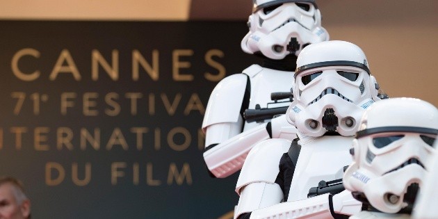 Chewbacca y Stormtroopers escoltan a "Solo" en Cannes