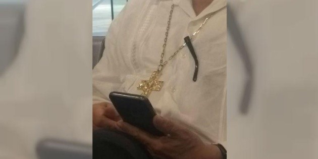 Captan a Norberto Rivera en aeropuerto; critican sus alhajas