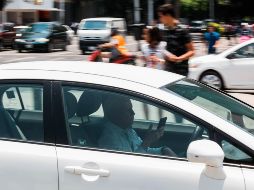 Siete de cada 10 accidentes viales son provocados por distracciones causadas por atender el teléfono celular. EL INFORMADOR/G. Gallo