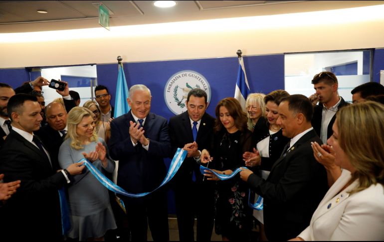 El primer ministro israelí, Benjamin Netanyahu (c-izq), y el presidente de Guatemala, Jimmy Morales (c-dcha), inauguran la Embajada de Guatemala en Jerusalén. EFE/R. Zvulun