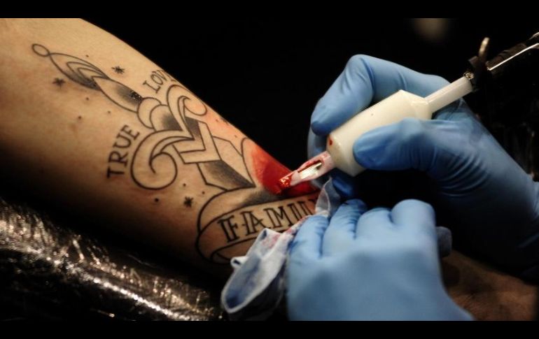 Existen diversas forman de contagio como, por ejemplo, las personas que se hayan realizado tatuajes o perforado la piel en lugares antihigiénicos. EFE / ARCHIVO